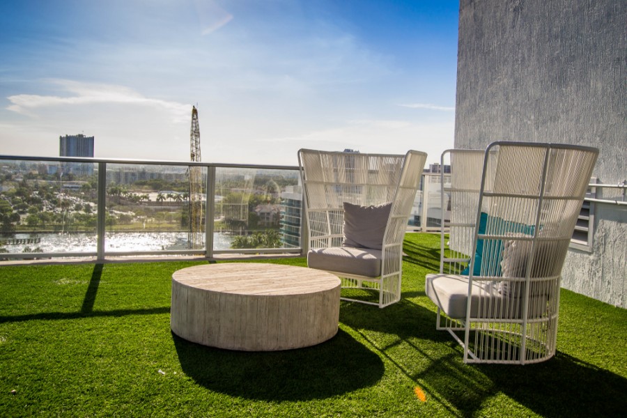 Fausse pelouse : une bonne idée pour dynamiser votre balcon à Paris !