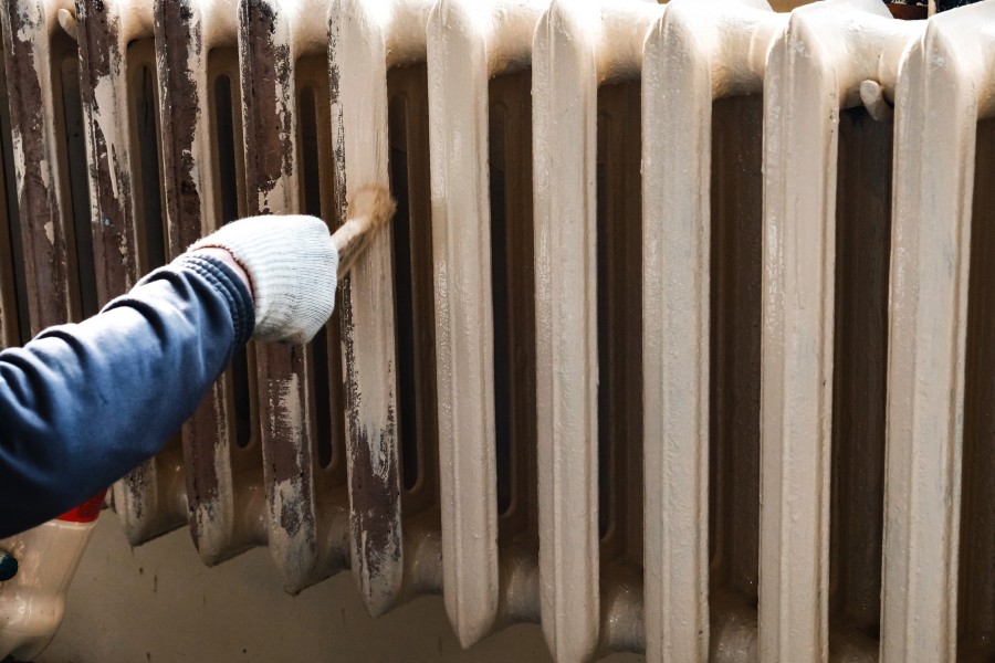 Comment peindre un radiateur en fonte dans votre appartement parisien ?